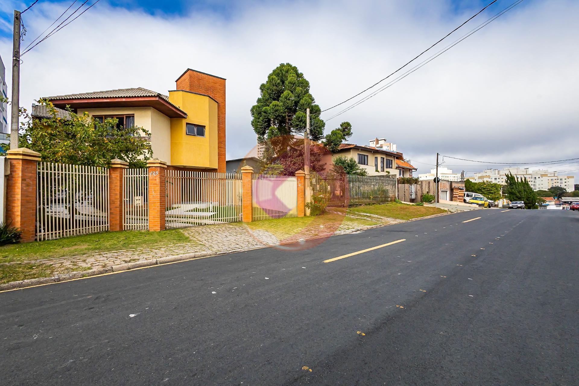 Casa para Locação com 3 Quartos, Suíte, Quintal e 6 Vagas